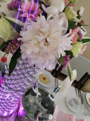 Kwiaty w wazonie stojące na stole